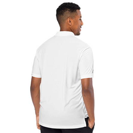 Rückenansicht eines Mannes, der ein personalisiertes Poloshirt trägt.