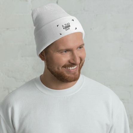 Modello maschile che mostra il cappello invernale personalizzato ricamato con un logo di esempio 