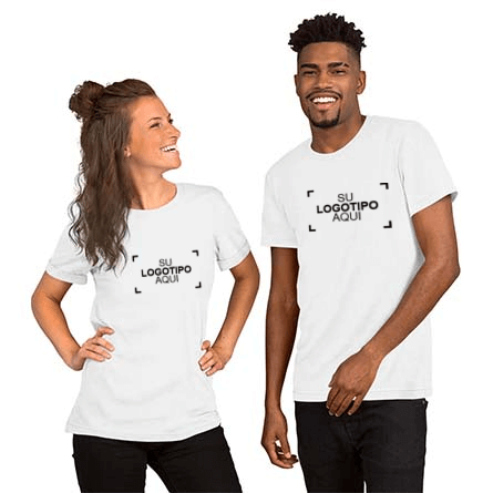 Hombre y mujer modelando camisetas de triple mezcla con un diseño de logotipo de muestra en el frente