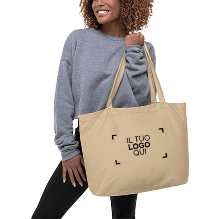 Una modella che porta al braccio una borsa personalizzata con logo