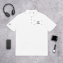 Ein personalisiertes Poloshirt, kombiniert mit trendigen Accessoires wie Kopfhörer, Armbanduhr, Brieftasche und Telefon.