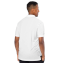 Vista posterior de un hombre con una camiseta polo personalizada.
