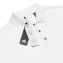 Uma imagem mostrando detalhes de uma camisa polo e uma etiqueta Adidas presa a ela.