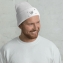 Modello maschile che mostra il cappello invernale personalizzato ricamato con un logo di esempio 