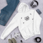 Aangepaste hoodie met logo-ontwerp omringd door mobiele telefoon, koptelefoons, camera en jeans