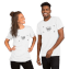 Donna e uomo che posano indossando magliette tri-blend con un logo di esempio sul davanti