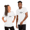 Homem e mulher vestindo camisetas de mescla tripla com amostra de logotipo na frente