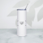 Immagine lifestyle con sfondo verde e tazza tumbler personalizzata in posizione verticale con logo campione stampato in superficie