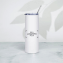 Imagem de estilo de vida com fundo de planta de copo personalizado na vertical com design de logotipo de amostra estampado na superfície